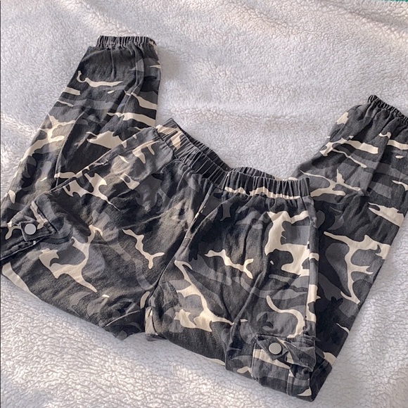 SHEIN Pants - 🦋Women's Camo Cargo Pants || small